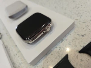 Apple Watch Series 4 44mm obudowa ze stali nierdzewnej GPS z paskami sportowymi - Zdjęcie 1 z 17