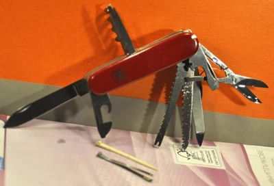 CUCHILLO PLEGABLE "VICTORINOX" ARTESANO ROJO MULTIHERRAMIENTA c.1981 Foto 1 de 4