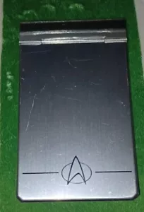 Raro blocco note Star Trek, metallo argento tenuto a mano, usato + copertina passaporto nuovo - Foto 1 di 11
