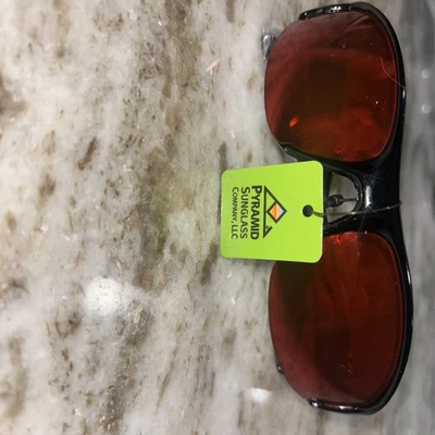 Gafas de sol piramidales marco negro rojo lente espejo 100% protección UV nuevas Foto 1 de 4