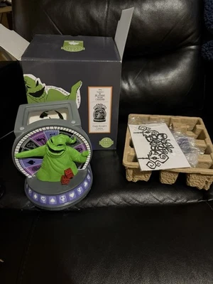Nuevo en caja Genuino Scentsy Oogie Boogie's Casino Calentador de Cera Pesadilla Antes de Navidad Foto 1 de 4