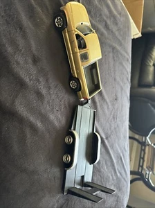 Chevrolet Silverado oro 1998 con rimorchio giocattolo per bambini 1:27 - Foto 1 di 16