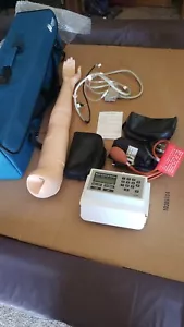 BRAZO DE ENTRENAMIENTO DE PRESIÓN ARTERIAL LAERDAL CON MONITOR, ESTUCHE, BRAZALETE, CABLE MANUAL Loc4 - Imagen 1 de 11