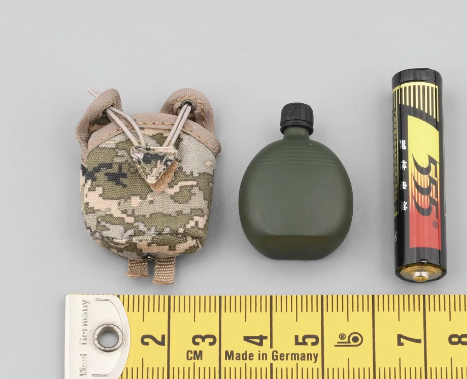 Kettle & Bag for FLAGSET 73053 Ukraine 93rd Mechanized Brigade Anti Tank 1/6th - Image 1 of 1