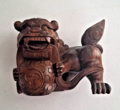 Antiguo perro foo chino de madera tallada Foto 1 de 4