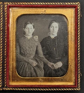 VICTORIAN DAGUERREOTYPE SIXTH PLATE SISTERS HOLDING HANDS c1840's - Picture 1 of 6