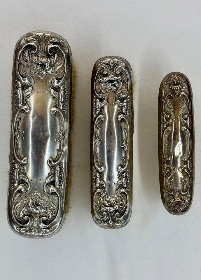 LINDO CONJUNTO DE 3 PINCÉIS DE ROUPAS R. WALLACE & SONS FLOR PRATA ESTERLINA, C.1900 - Imagem 1 de 4