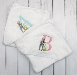 Toalla de bebé con capucha con monograma Peter Rabbit PERSONALIZACIÓN blanca 75 cm por 70 cm - Imagen 1 de 2
