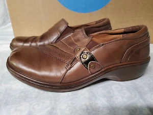 Aravon  Women's Danielle-AR Flat,Dark Brown, Size 6.5 - Picture 1 of 6