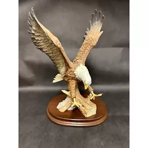 Escultura de águila calva de porcelana pintada a mano Camelot Japón sobre tronco de madera - Imagen 1 de 7