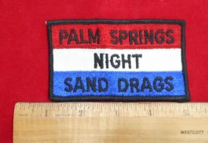 PALM SPRINGS NIGHT SAND DRAGS ---- HISTÓRICO, PARCHE DE TELA, VINTAGE, EXCELENTE - Imagen 1 de 7
