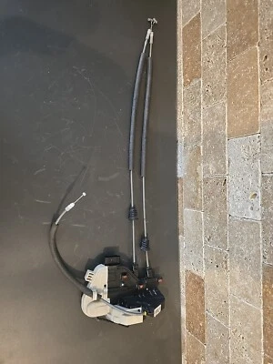 Actuador de cierre de puerta lateral derecho trasero deportivo Hyundai Santa Fe Sport 2013-2018 OEM  Foto 1 de 4