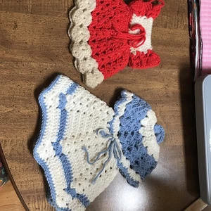 Vintage gehäkelte Küche Topflappen geformt wie Kleider. Eine blaue. One Red - Bild 1 von 10