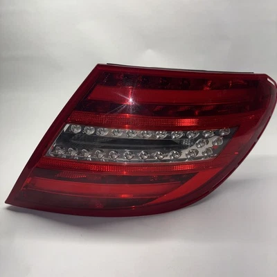 Luz trasera derecha 12-14 Mercedes W204 C250 C300 OEM Foto 1 de 4