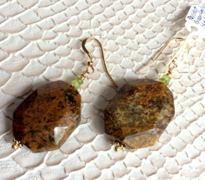 Pendientes de peridoto de ópalo verde africano ganchos rellenos de oro de 14K Foto 1 de 2