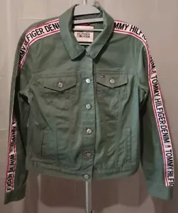 Chaqueta de jean de camionero Tommy Hilfiger con manga deletreada verde oliva mediana - Imagen 1 de 4