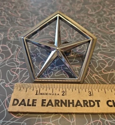 Mopar Parte # 4103304 Chrysler Parrilla Emblema Insignia Logo Metal Cromo OEM Original Foto 1 de 4