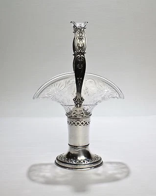 Antigua cesta Gorham de plata de ley y vidrio cortado con mango - Brillante ABP. Foto 1 de 4