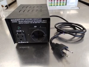 Convertidor escalonado/abajo de CA Calrad 45-783A 110-220 VCA 300 W - Imagen 1 de 2