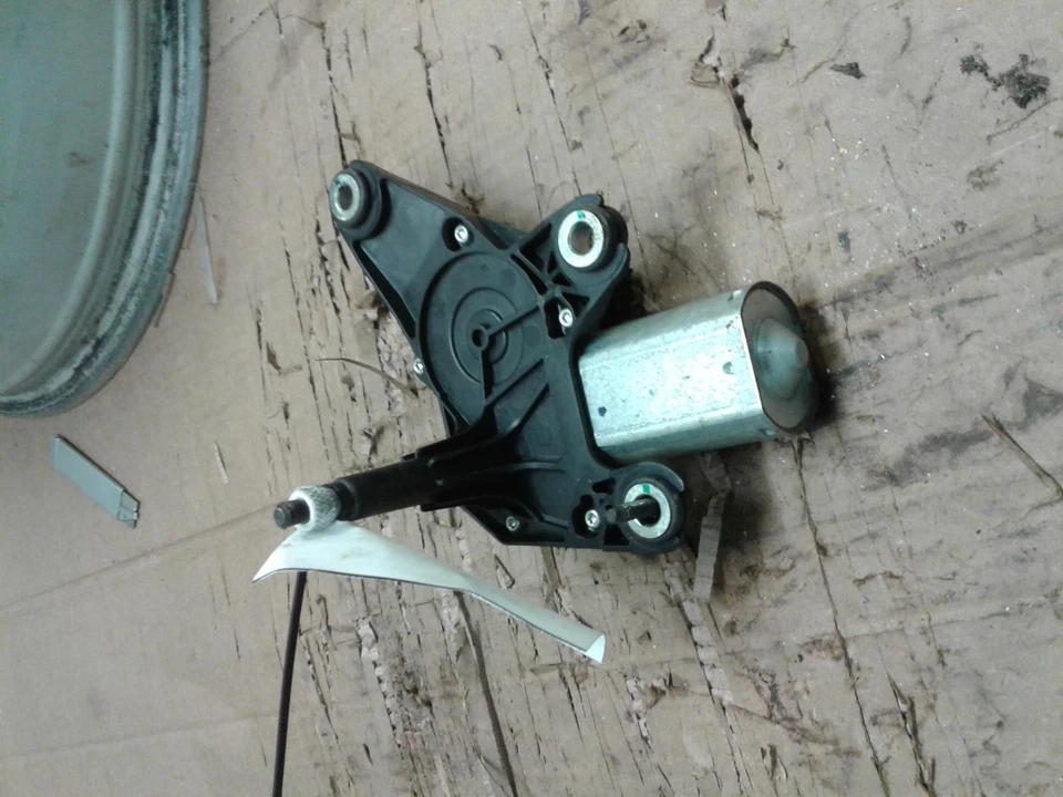 Used Back Glass Wiper Motor fits: 2004 Dodge Durango  Grade A - Image 1 of 4