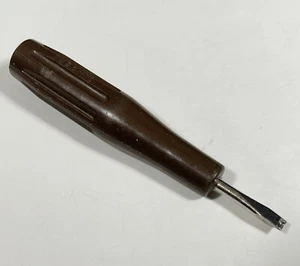 Destornillador para máquina de coser SINGER 161294 cabeza plana mango de plástico marrón años 50 - Imagen 1 de 2