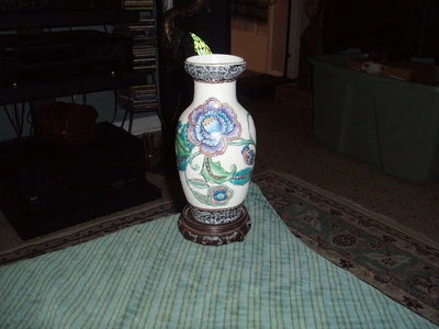 Hermoso jarrón esmerilado vintage de porcelana con soporte de madera tallada Foto 1 de 4