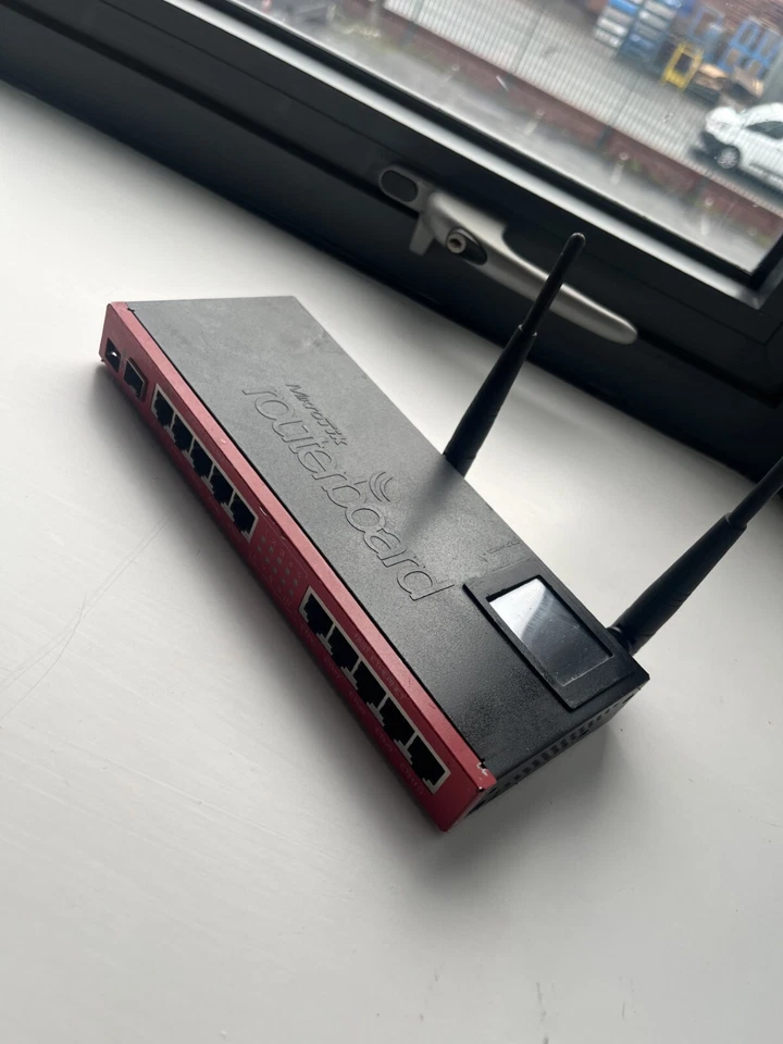 MIKROTIK RB2011UAS-2HnD-IN Router 10xLAN 1xSFP with 2.4Ghz 802.11bgn WiFi, LCD - Image 1 of 3