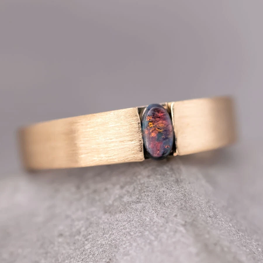 Pulseira de noivado de ouro amarelo 18K com acabamento acetinado minimalista opala preta australiana - Imagem 1 de 4