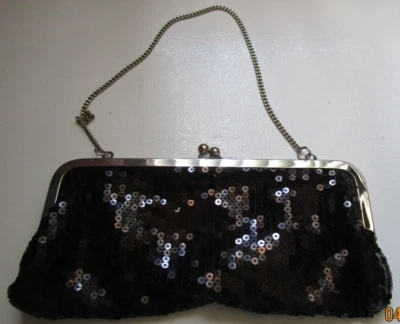 Bolso de noche Ann Taylor Loft negro lentejuelas 9 pulgadas de largo 4,5 pulgadas de alto con asa de cadena Foto 1 de 4