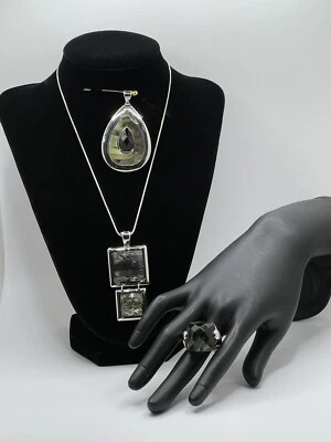 Lote De 4 Lia Sophia 1 Cadena 2 Colgantes 1 Anillo Nuevo Con Etiquetas Talla 10 tonos plata negro/verde Foto 1 de 4