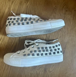 Steve Madden Studded Sneakers Women's Sz 9M Cream/Off White Free Ship - Picture 1 of 7