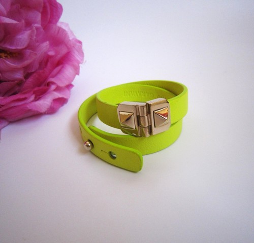 Bracciale di lusso doppio avvolgimento in pelle VALENTINO Garavani Rockstud. Raro. Prezzo consigliato £ 260.