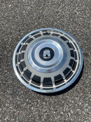Cubierta de rueda tapacubos de 13 pulgadas Volkswagen Dasher Rabbit 1974 a 1981 de fábrica Foto 1 de 4