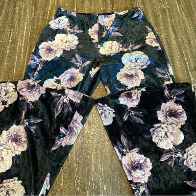 Pantalones acampanados para mujer Charlotte Russe de terciopelo con estampado floral azul marino, grandes Foto 1 de 4