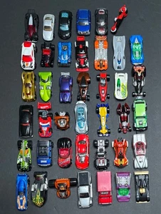 Hot Wheels Die Cast Vehículos Años 2000 Lote De 41 Algunos Coches De Colección Camiones Como Está *LEER* - Imagen 1 de 11