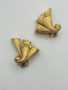 Vintage Kramer Brushed Gold Tone Textured Clip On Earrings Coral Unusual Find - Picture 1 of 7