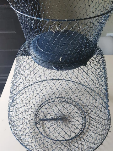 BLUE METAL SPORTSFISHER FISH BASKET--EXCELLENT CONDITION Cover