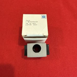 GM 15665699 Latch ASM Gray For Front Floor Compartment - Picture 1 of 7