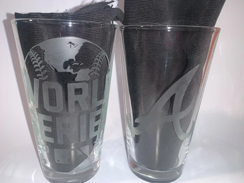 2021 WORLD SERIES CONTENDER NLCS ATLANTA BRAVES 2 ETCHED PINT GLASSES NEW Cover