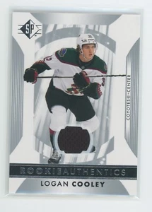 LOGAN COOLEY 2023-24 UD SP - ROOKIE AUTHENTICS JERSEY CARD #102 COYOTES - Bild 1 von 2