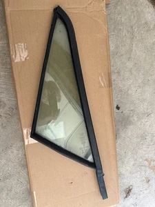 Jaguar XJS LEFT Front Wing Glass Assy. - Picture 1 of 3