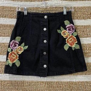 Topshop Women's MOTO Mini Denim Skirt Size 6 Black Pleated Embroidered Floral - Picture 1 of 12
