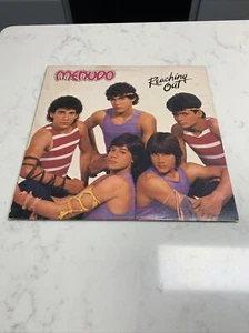 MENUDO / REACHING OUT/ 1984 RCA  LP / WITH LYRICS INNER SLEEVE - Imagen 1 de 16