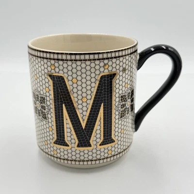 Taza de café inicial Anthropologie Margot dorado mosaico negro monograma “M” Foto 1 de 4