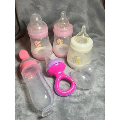 Lote de juegos de biberones MAM: anticólicos, biberones para recién nacidos y alimentador de alimentos Foto 1 de 4