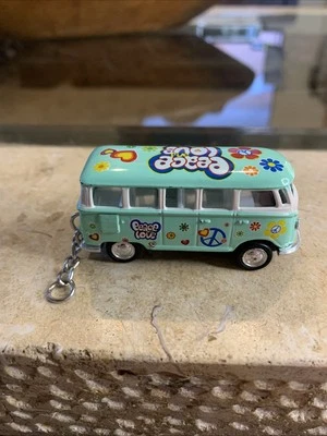 Llavero a escala 1/64 1962 VW Bus Volkswagen Hippie Peace Love Van Kinsmart Foto 1 de 4