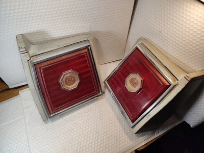 Conjunto de lanterna traseira Pontiac Grand Prix 1980 - Imagem 1 de 4