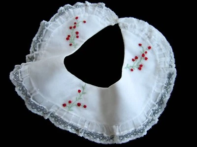 Vestido vintage blanco de organdí y encaje para niñas pequeñas cuello bordado bayas rojas Foto 1 de 4