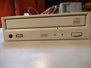 VINTAGE YAMAHA CRW6416S-NB CD-RW 6x4x16x SCSI 5,25'' TESTÉ CF - Photo 1/8