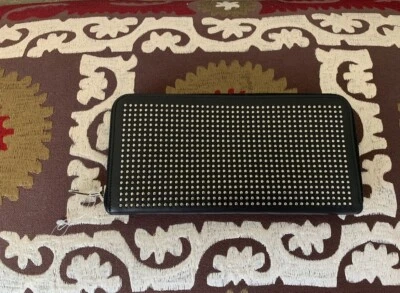 Cartera Larga Saint Laurent Cuero Negro con Tachuelas Plateadas, Nueva Foto 1 de 4